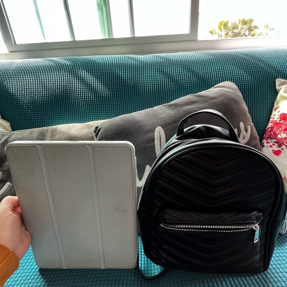 H&M mini backpack in black with adjustable straps - Picture 2 of 5